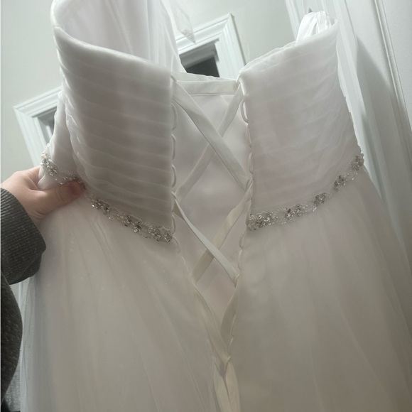 Size 22 wedding ball gown. Perfect condition comes with matching veil and tiara - Picture 7 of 8